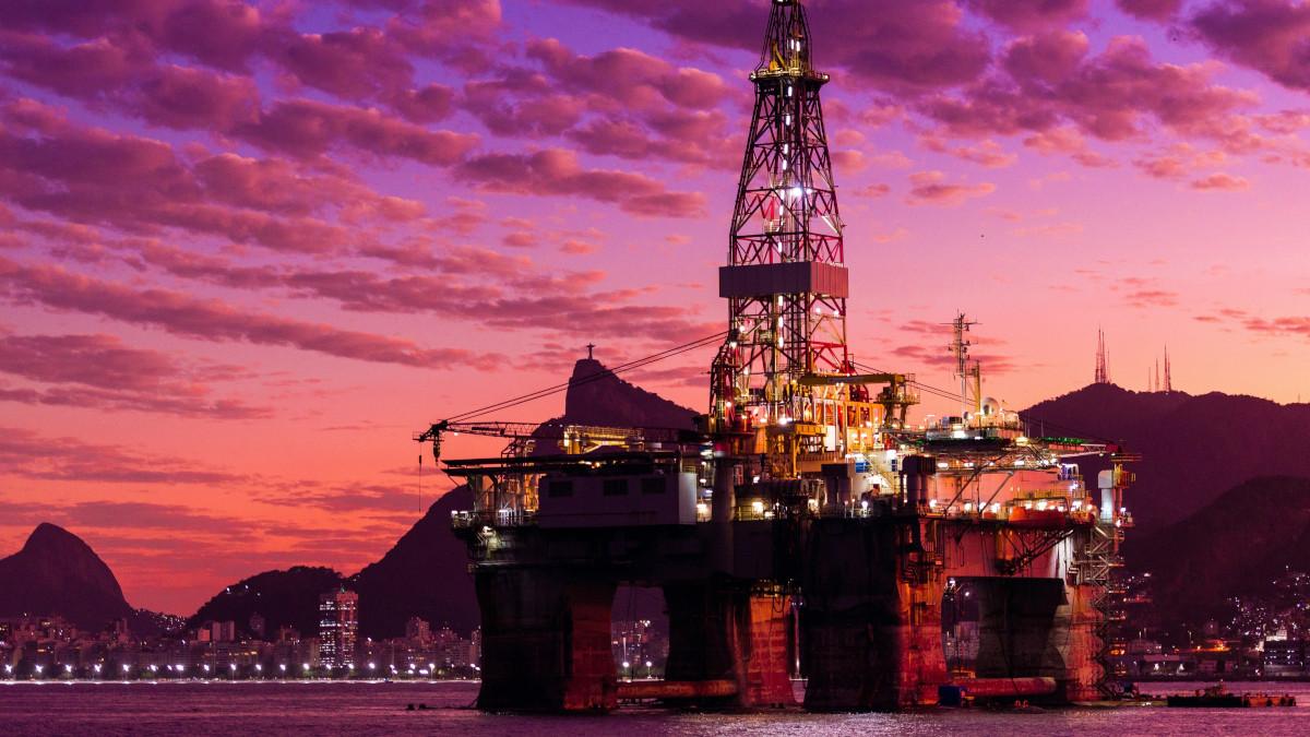 Petróleo volta a flertar os US$ 100 por barril e chacoalhar o IBOV (Imagem: Shutterstock)