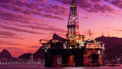 Petróleo volta a flertar os US$ 100 por barril e chacoalhar o IBOV (Imagem: Shutterstock)