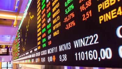 O dólar à vista fechou com queda de 0,19%, a R$ 4,98 (Imagem: Shutterstock)