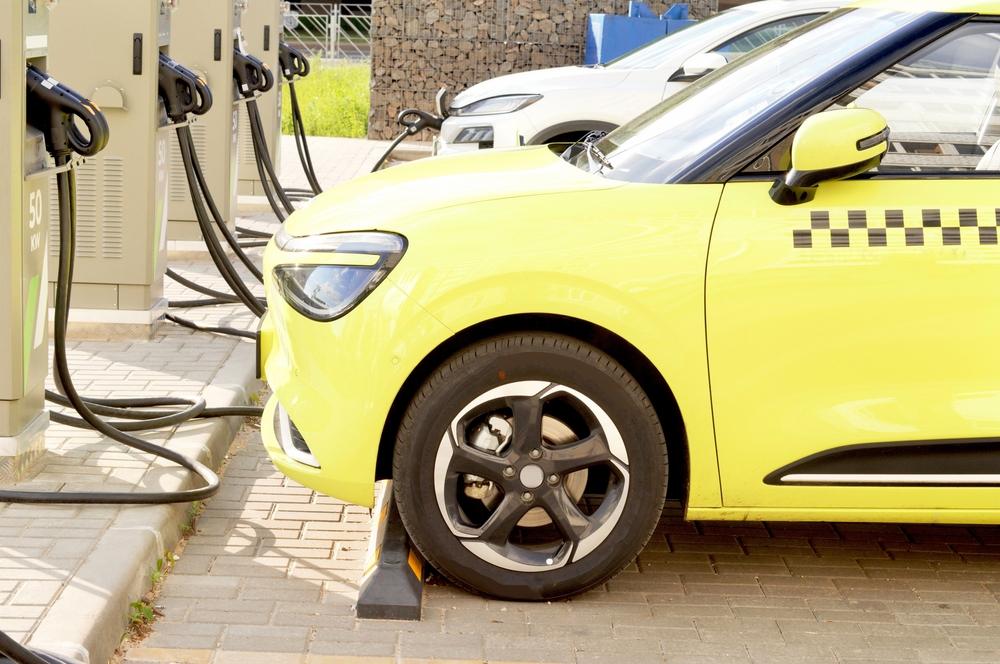 Carros elétricos causam menor impacto ambiental (Imagem: Shutterstuck)