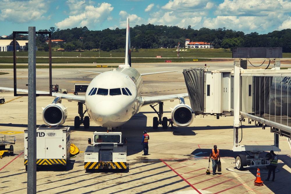 Empresas estão se preparando para crise de petróleo por causa da guerra (Imagem: Shutterstock)