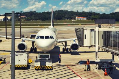 Empresas estão se preparando para crise de petróleo por causa da guerra (Imagem: Shutterstock)