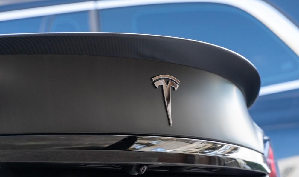 Tesla é uma fabricante de carros elétricos situada nos Estados Unidos (Imagem Shutterstuck)