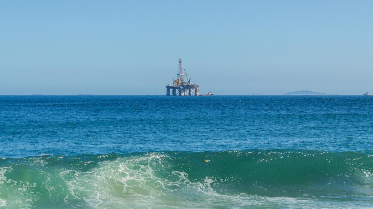 Barril de petróleo acima de US$ 105 encarece custos das empresas (Imagem: Shutterstock)