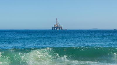 Barril de petróleo acima de US$ 105 encarece custos das empresas (Imagem: Shutterstock)