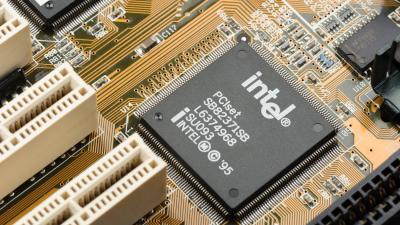 Investidores dão voto de confiança à volta por cima da Intel em 2026 (imagem: Shutterstock)