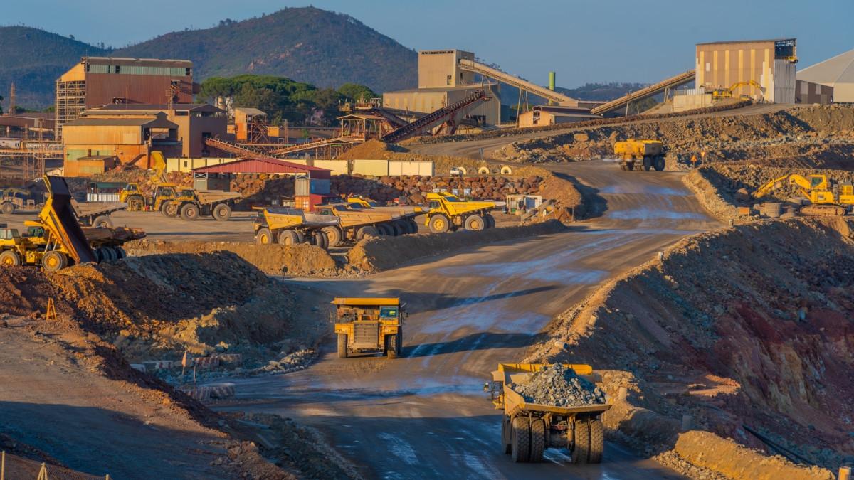 VALE3 faz os maiores volumes de vendas de minério de ferro, cobre e níquel (Imagem: Shutterstock)