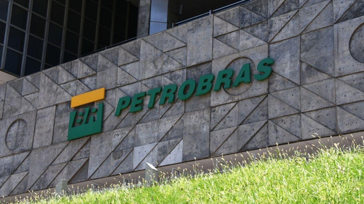 O Brent, referência global, superou os US$ 119 e atingiu o maior nível desde 2022 (Imagem: Shutterstock)