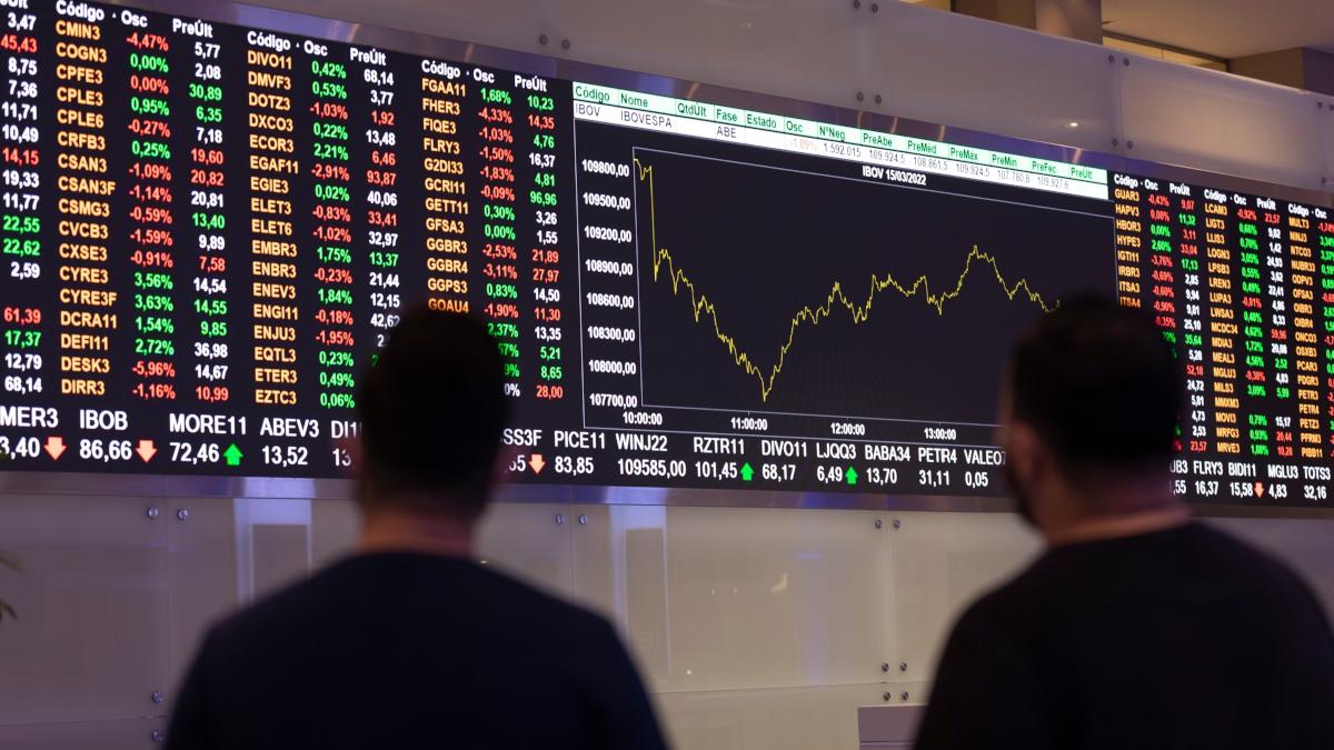 IBOV recuperou parte das quedas de ontem, mas caiu quase -2% na semana (Imagem: Shutterstock)