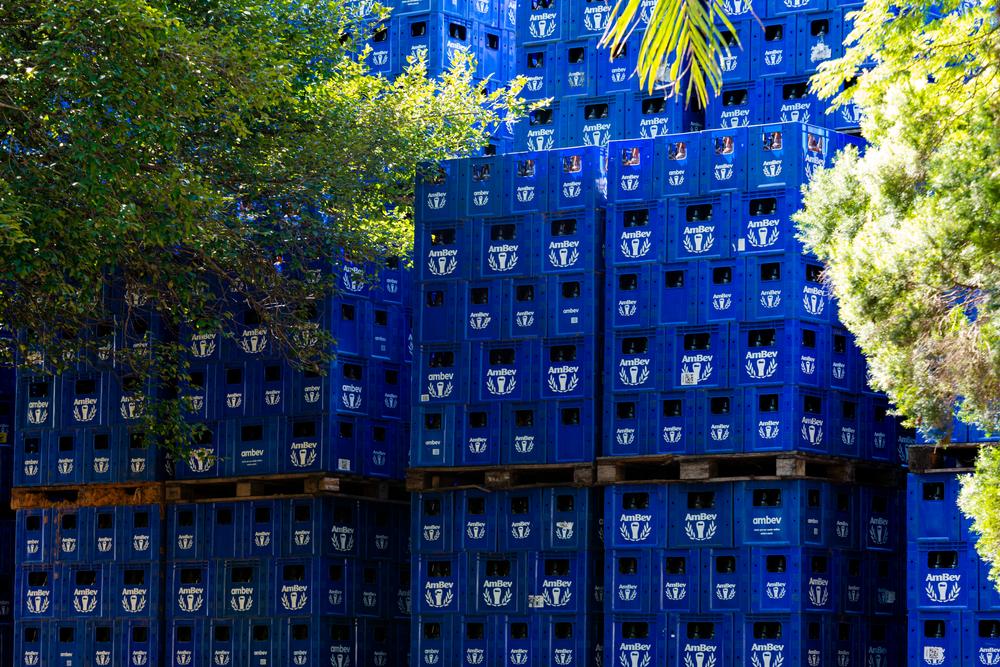 Ambev é uma das maiores cervejarias do país, responsável pelas principais marcas nacionais (Imagem: Shutterstuck)