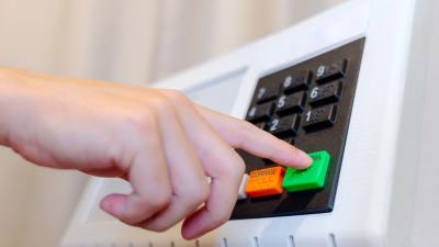 O voto é obrigatório para brasileiros a partir dos 18 anos (Imagem: Shutterstock)