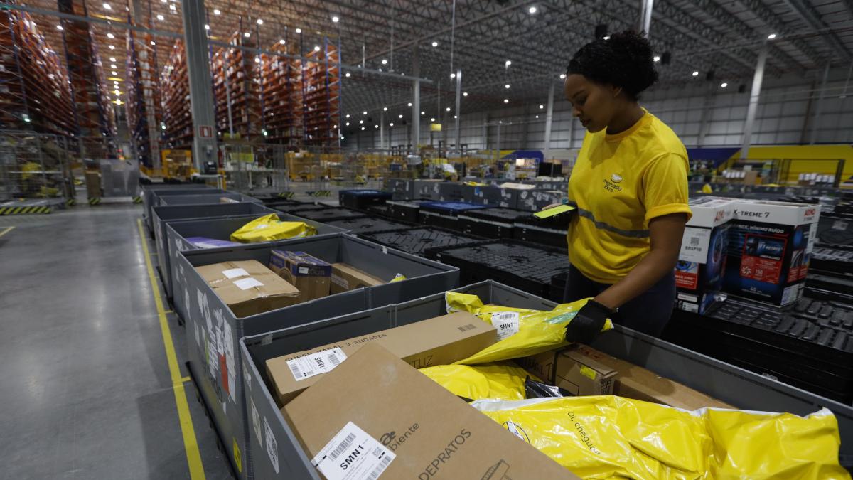 MELI34 investe em frete grátis e em serviços financeiros do Mercado Pago (Imagem: Shutterstock)