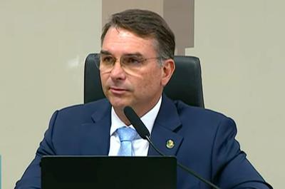 Flávio foi indicado pelo pai para liderar chapa presidencial do PL (Imagem: TV Senado)