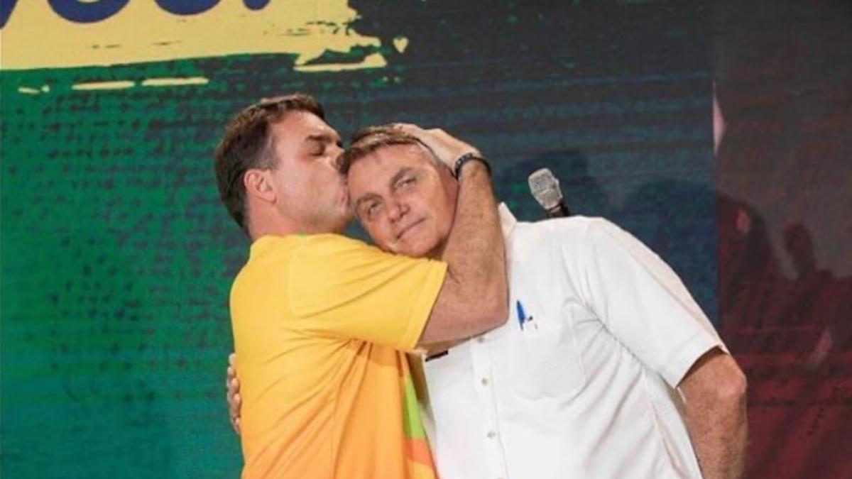 Flávio Bolsonaro confirma que pediu dinheiro a Vorcaro, do Banco Master, para filme do pai loading=