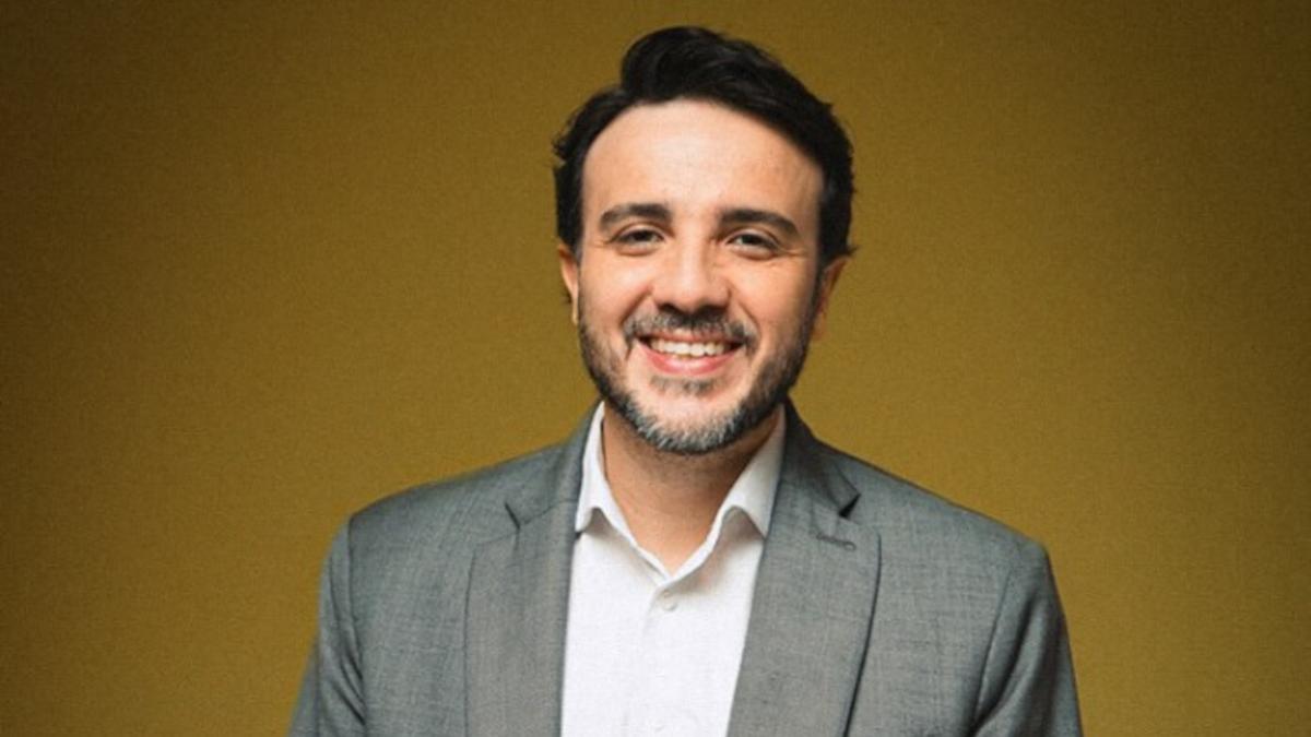 Renan Santos já aparece em terceiro lugar na pesquisa Atlas Intel, com 5,3% dos votos (Imagem: Reprodução/Instagram)