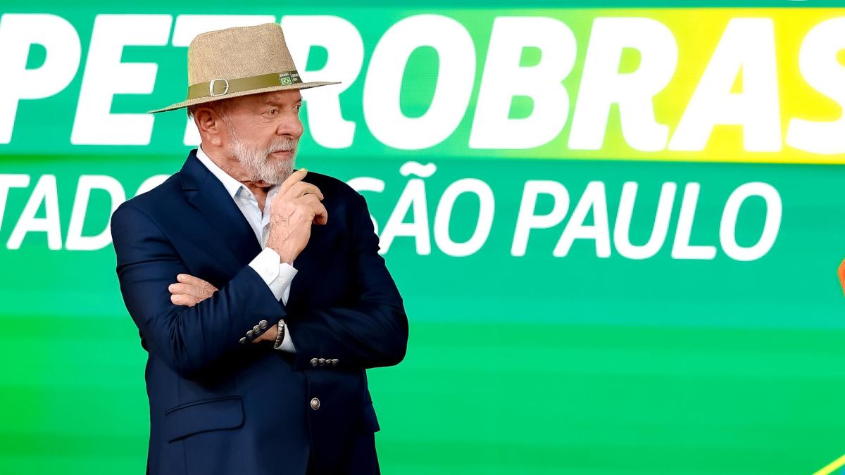 "Brasil vende diesel e gasolina no menor preço", diz Lula em evento da Petrobras loading=