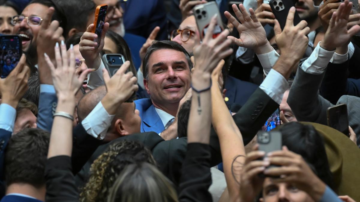 Flávio Bolsonaro alega que queria pôr um fim na relação com Vorcaro (Imagem: Ton Molina/Agência Senado)