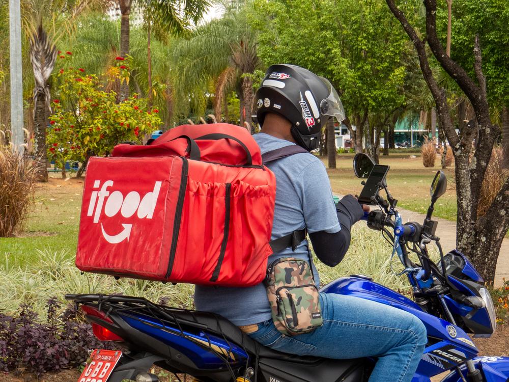Empresas de delivery estão espalhadas pelas grandes cidades do país (Imagem: Shutterstuck)