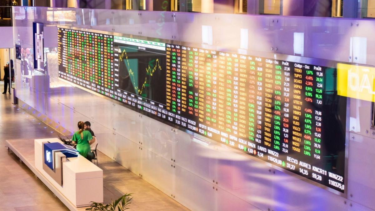 O dólar acompanhou o otimismo externo e fechou a R$ 5,00  (Imagem: Shutterstock)