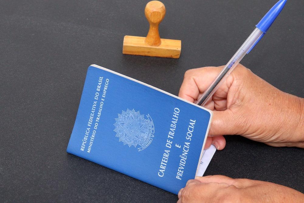 Carteira de trabalho é o documento do trabalhador brasileiro (Imagem: Shutterstock)