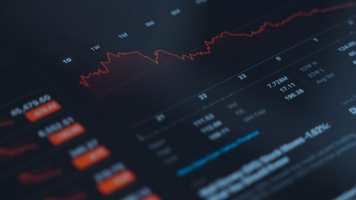 O dólar caiu 0,57%, fechando a R$ 5,032 (Imagem: Shutterstock)