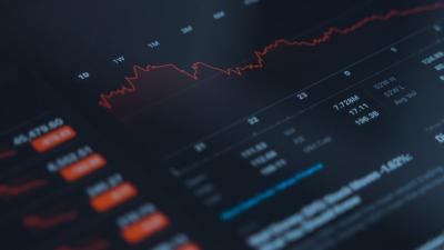 O dólar caiu 0,57%, fechando a R$ 5,032 (Imagem: Shutterstock)