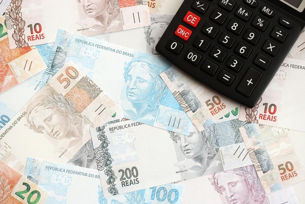 Restituição é depositada àqueles que pagaram mais que o devido no ano anterior (Imagem: Shutterstock)