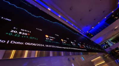 Depois de recordes, bolsa de valores tem operado em trajetória de baixa (Imagem: Shutterstock)