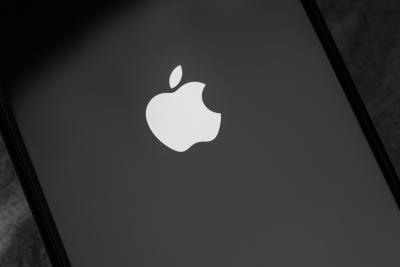 Apple é uma das principais fabricantes de smartphones do mundo (Imagem: Shutterstock)