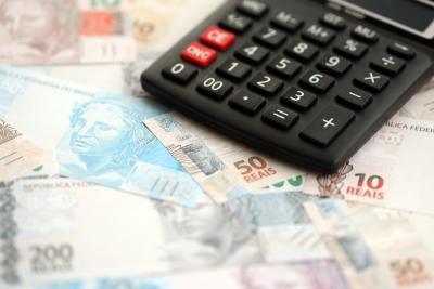 Juros costumam repercutir cenários internos e externos do Brasil (Imagem: Shutterstock)