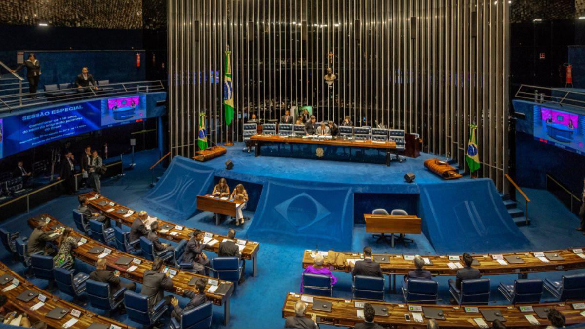 Senado aprovou projetos que podem impactar as contas públicas em aproximadamente R$ 215 bilhões (Imagem: Shutterstock)