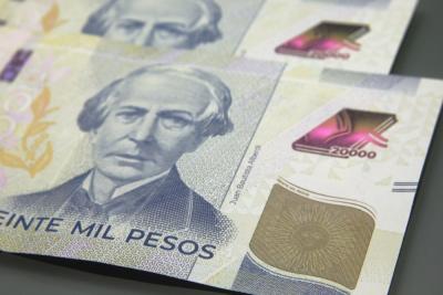 Peso argentino é a moeda oficial do país que faz fronteira com o Brasil (Imagem: Shutterstock)
