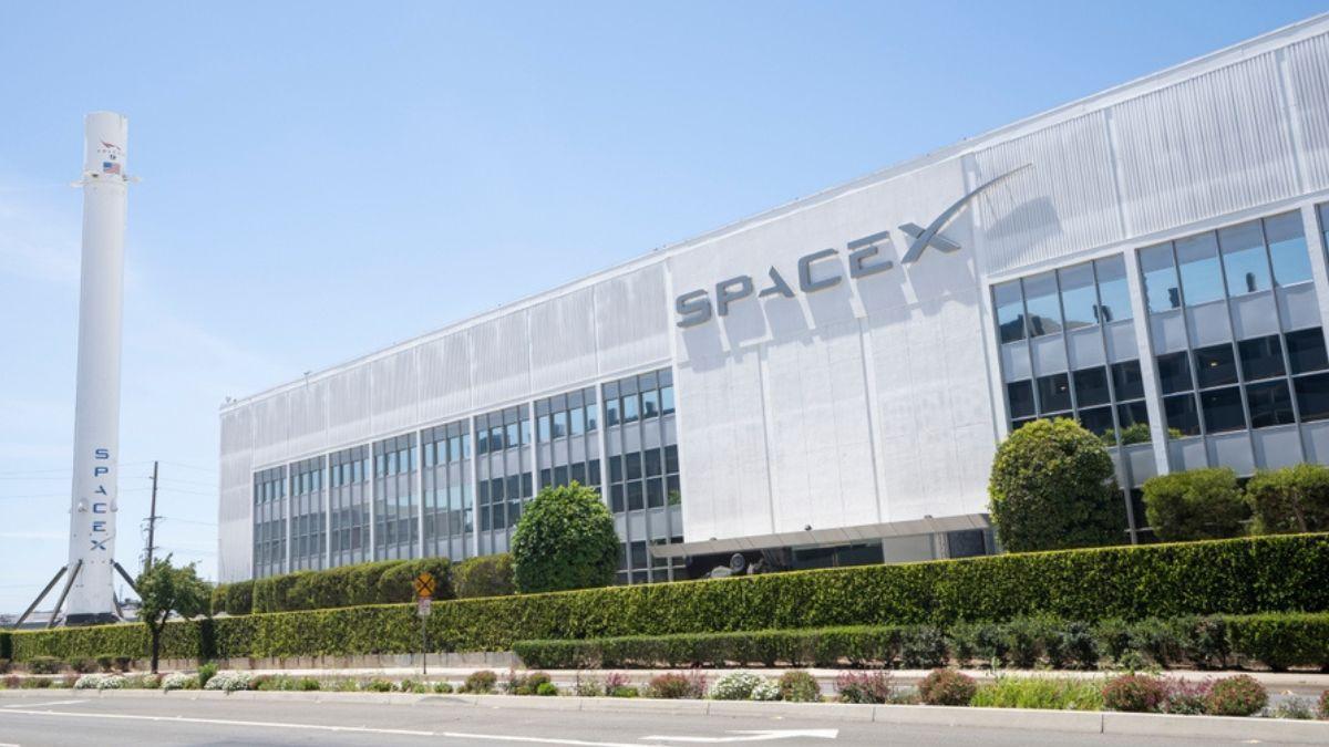 SpaceX deve pagar US$ 555 milhões em comissões para bancos que atuaram no seu IPO (Imagem: Shutterstock)