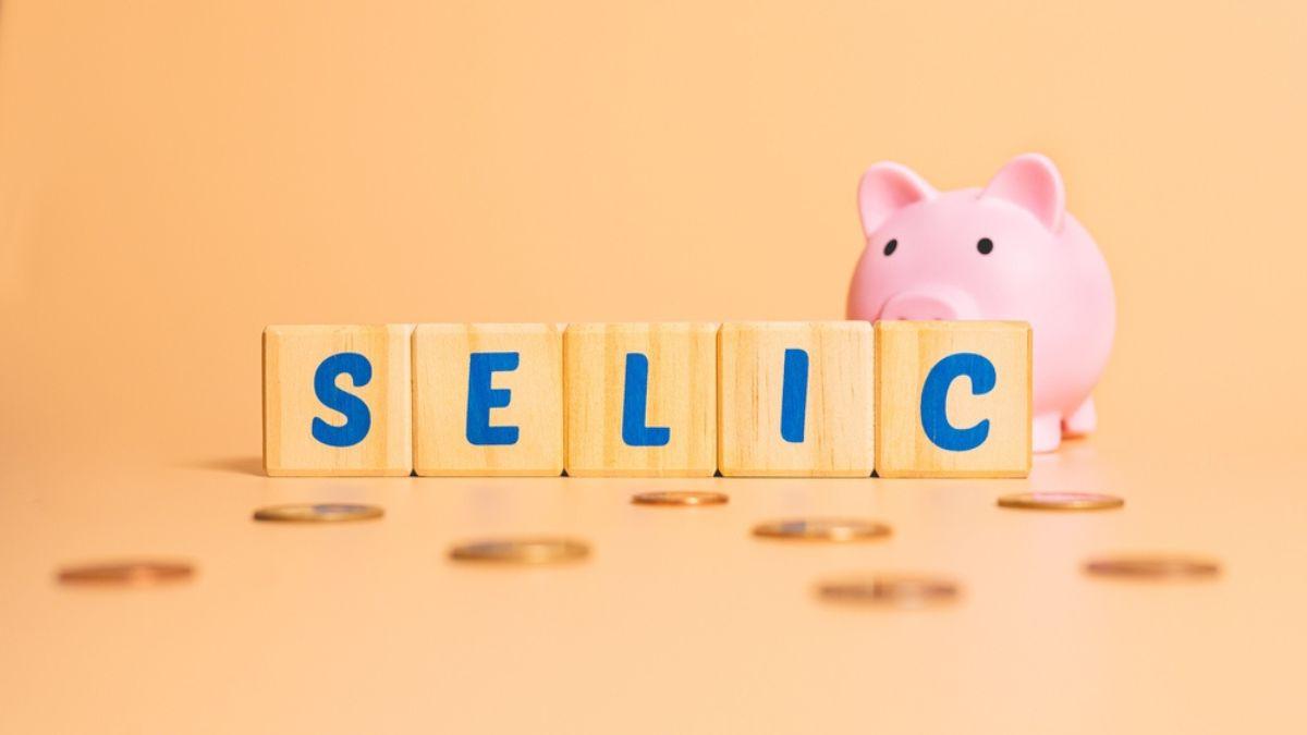 A Selic caiu para 14,25% na quarta-feira (17), mas mercado vê chances de alta dos juros (Imagem: Shutterstock)