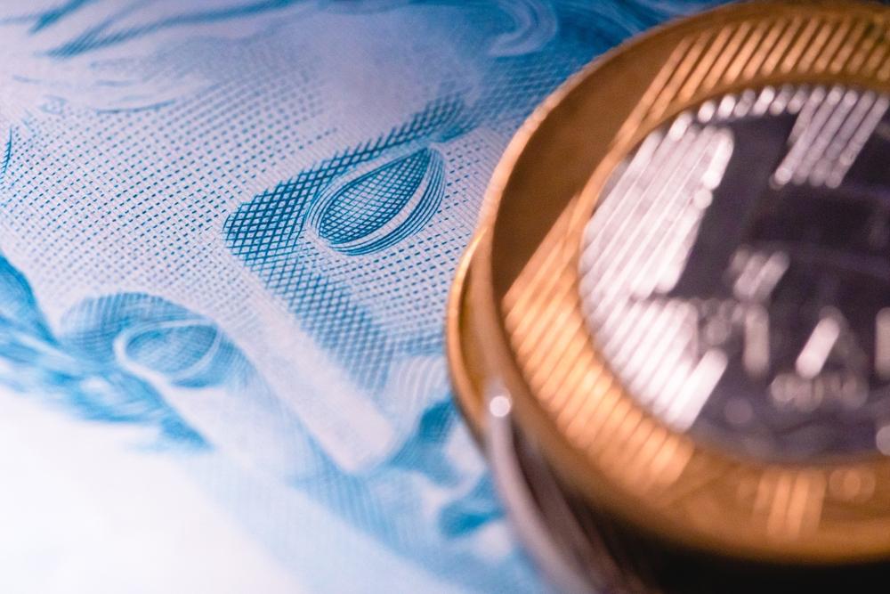 CDBs são títulos de renda fixa emitidos por bancos e corretoras para financiar suas operações (Imagem: Shutterstock)
