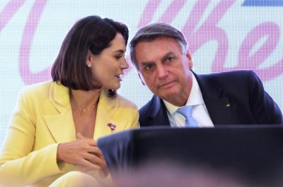 Michelle é casada com Bolsonaro desde 2013 e tem duas filhas (Imagem: Shutterstock)