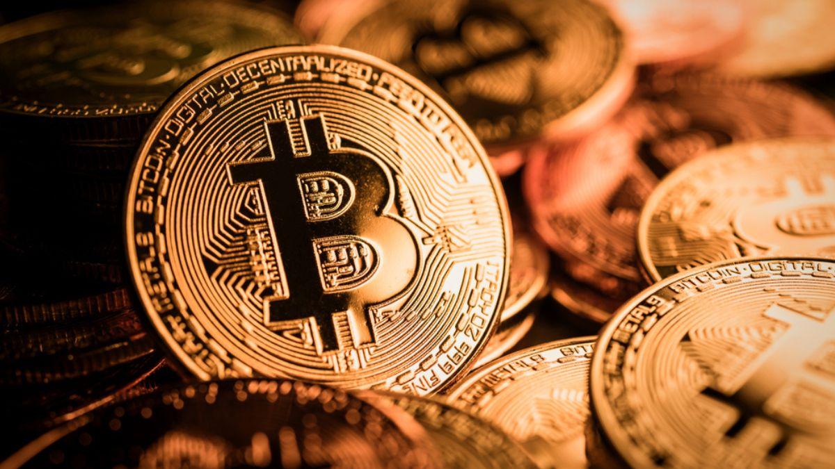 Por volta das 18h30 (horário de Brasília), o Bitcoin recuava 2,49%, a US$ 59.491 (Imagem: Shutterstock)