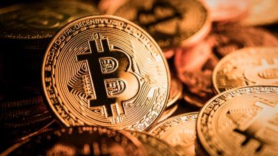 Por volta das 18h30 (horário de Brasília), o Bitcoin recuava 2,49%, a US$ 59.491 (Imagem: Shutterstock)