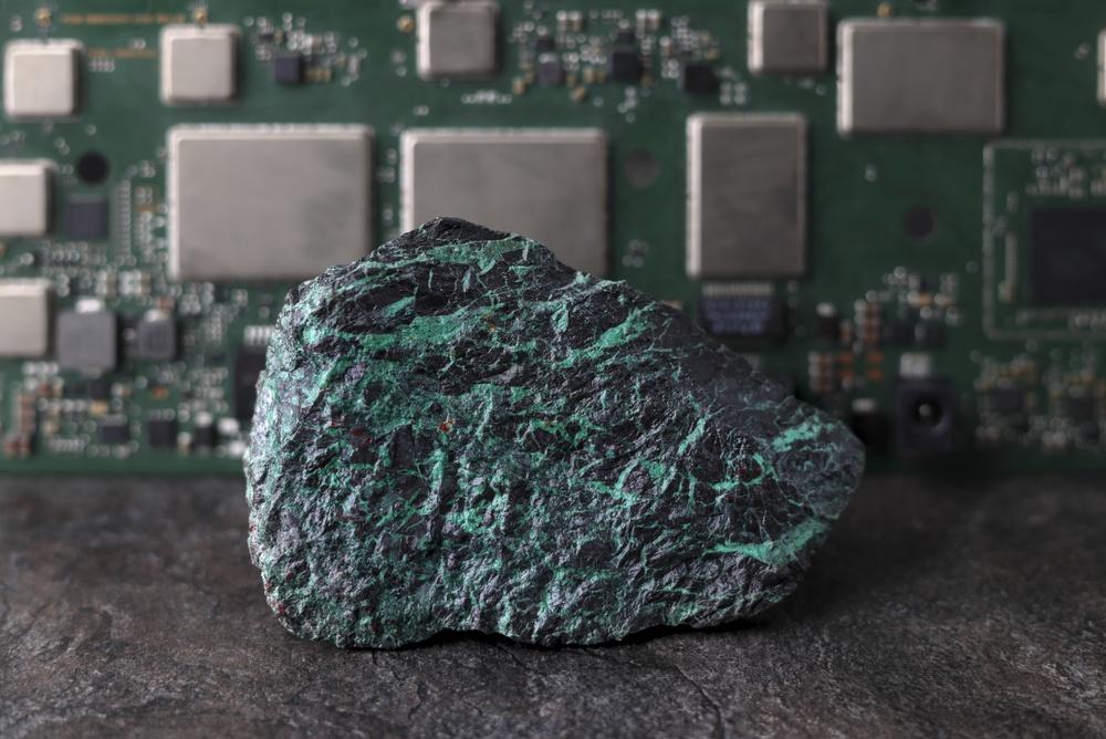 Veículos elétricos, dispositivos eletrônicos e outros materiais estratégicos necessitam de materiais críticos para serem construídos. (Imagem: Shutterstock)