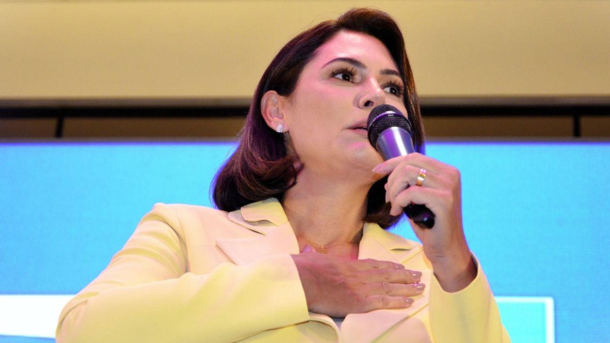 Ela se dedicar aos cuidados do ex-presidente Jair Bolsonaro e da filha do casal (Imagem: Shutterstock)