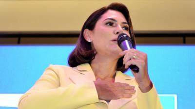 Ela se dedicar aos cuidados do ex-presidente Jair Bolsonaro e da filha do casal (Imagem: Shutterstock)