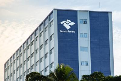 Receita Federal é responsável pela fiscalização e mudanças referentes a empresas no Brasil (Imagem: Shutterstock)
