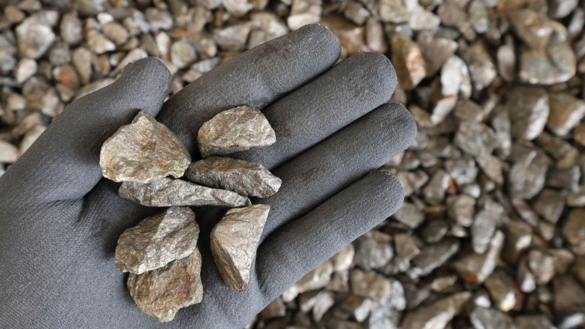 Os minerais críticos, como o níquel, são essenciais para a transição energética (Imagem: Shutterstock)