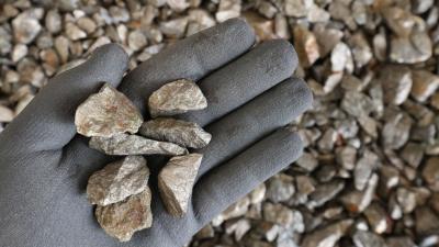 Os minerais críticos, como o níquel, são essenciais para a transição energética (Imagem: Shutterstock)