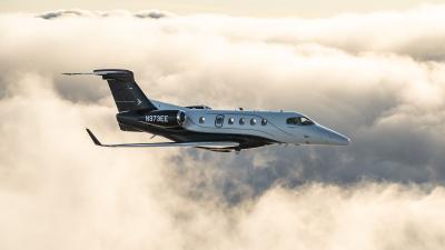 A demanda por jatos executivos como o Phenom 300 favoreceu a Embraer no 2T26 (Imagem: Divulgação)