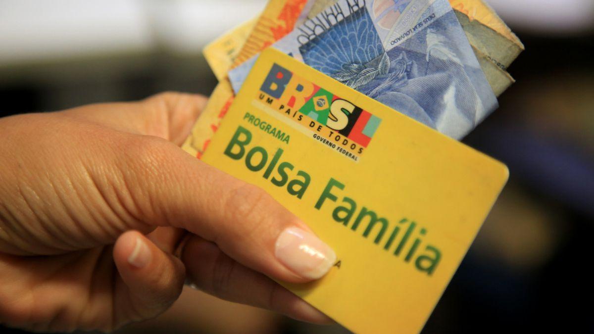 O Bolsa Família mantém o valor mínimo de R$ 600 por família (Imagem: Shutterstock)