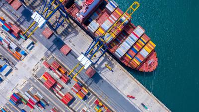 Novo tarifaço pode ter impacto de US$ 14,9 bilhões nas exportações brasileiras, segundo a CNI (Imagem: Shutterstock)