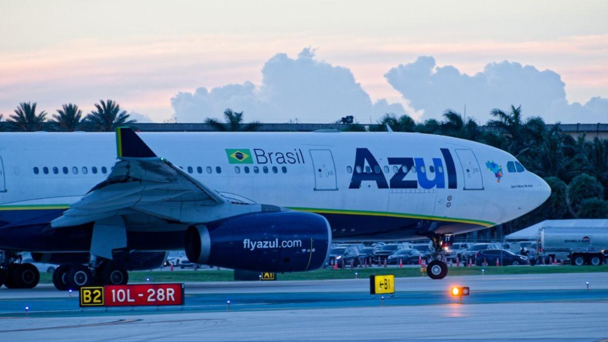 A Azul encerrou o 1T26 com prejuízo líquido ajustado de R$ 44,4 milhões (Imagem: Shutterstock)