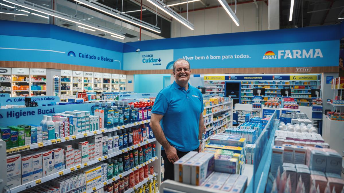 Belmiro Gomes, CEO do Assaí, na primeira farmácia Assaí Farma (Imagem: Divulgação/Assaí)