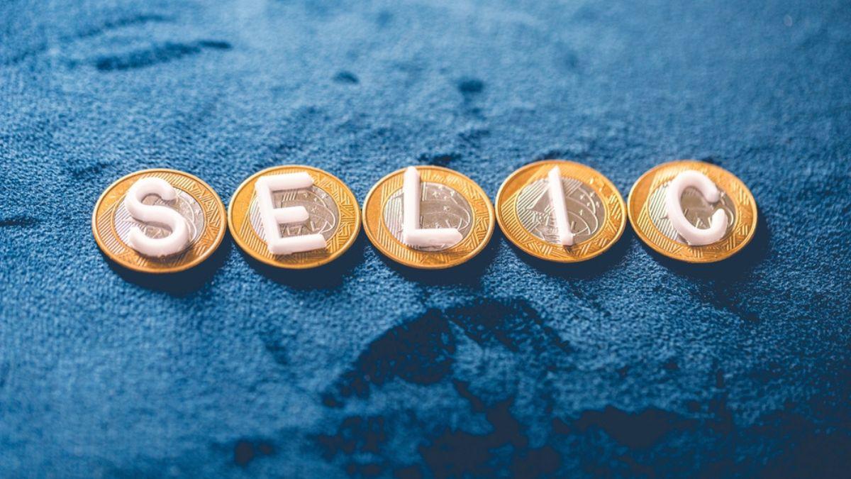 Analistas ainda preveem uma chance de corte na Selic na reunião do Copom em agosto (Imagem: Shutterstock)